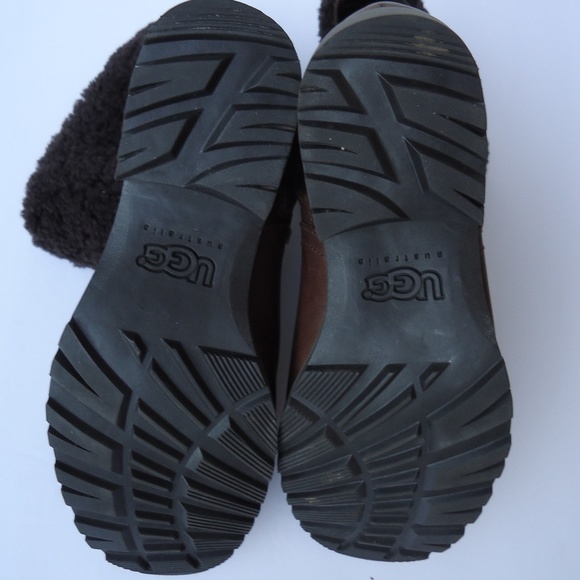 SIZE 7.5. Ugg shearling cuff leather ankle boot. - Picture 5 of 8